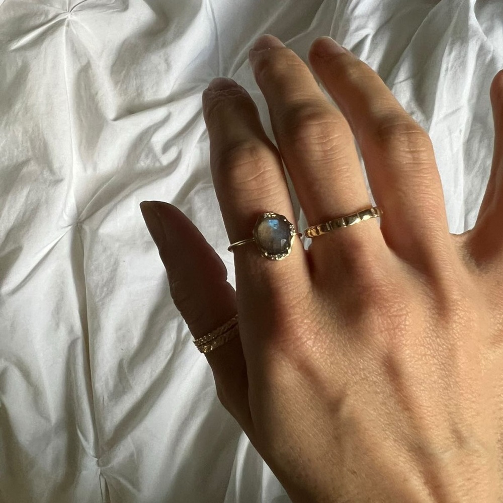 Bluboho labradorite diamond mood ring. Sz 7. Excellent condn. 14k Yellow gold.